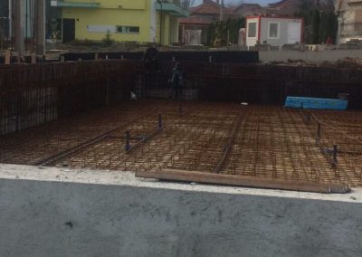Пръскане на бетоново корито на басейн с торкрет бетон