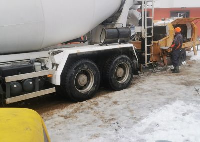 Транспортиране на бетон със стационарна бетон помпа